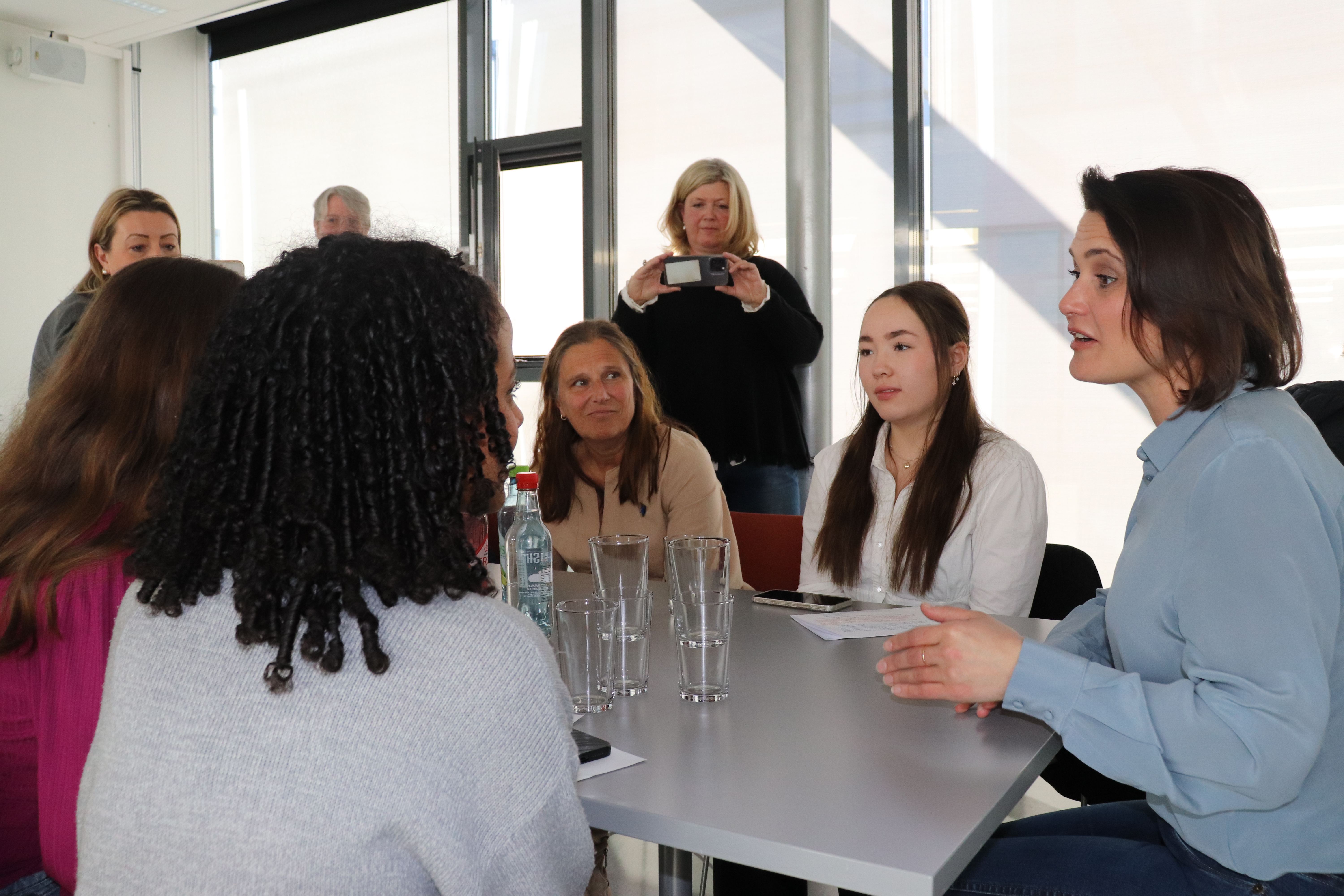 Kunnskapsminister Kari Nessa Nordtun i samtale med elever ved Drammen videregående skole